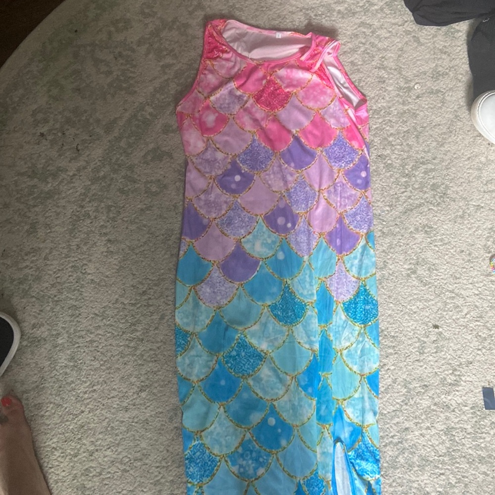 Never worn mermaid dress from Amazon. Would fit size 2-6